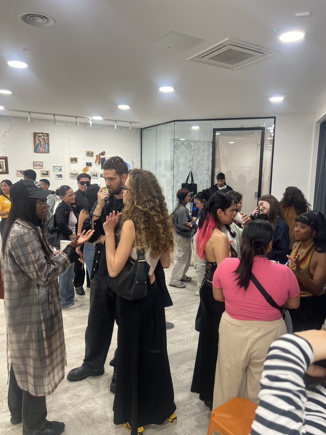 Para Ecuador, Con Amor exhibition visitors